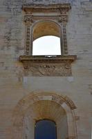 italia, lecce, città con architettura barocca e chiese e resti archeologici. foto