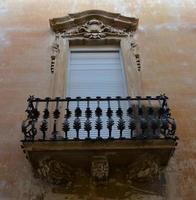 italia, lecce, città con architettura barocca e chiese e resti archeologici. foto