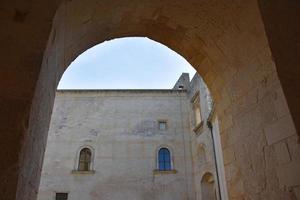 italia, lecce, città con architettura barocca e chiese e resti archeologici. foto