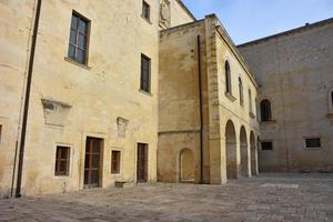 italia, lecce, città con architettura barocca e chiese e resti archeologici. foto