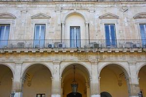 italia, lecce, città con architettura barocca e chiese e resti archeologici. foto