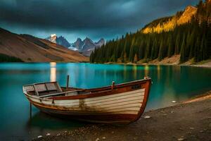 un' barca si siede su il riva di un' lago nel il montagne. ai-generato foto