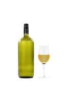 grande bottiglia di vino in vetro e bicchiere di vino isolato su sfondo bianco foto
