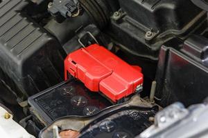 terminale della batteria dell'auto con polarità positiva rossa foto