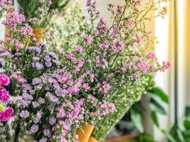 varietà di piante e fiori al mercato dei fiori, messa a fuoco selettiva foto