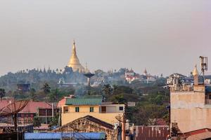 yangon, skyline della città del myanmar con la pagoda shwedagon. foto