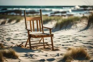 un' di legno sedia si siede su il sabbia vicino il oceano. ai-generato foto