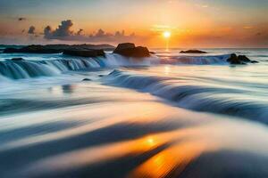 un' bellissimo tramonto al di sopra di il oceano con onde Crashing in il costa. ai-generato foto