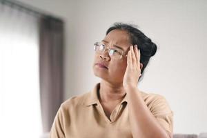 esaurito stanco depresso stressato premuroso maturo donna anziana che soffre di mal di testa, malattie del cervello, problemi mentali, concetto di alzheimer. foto