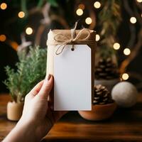 Natale regalo etichetta modello. femmina mano Tenere Natale regalo scatola con vuoto carta etichetta. ai generativo foto