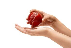 femmina giocatore di bowling Tenere per il rosso cricket palla avvicinamento foto di femmina giocatore di cricket mano di per ciotola