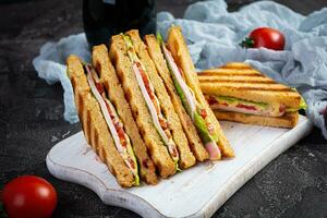 club Sandwich con prosciutto, pomodoro, verde e formaggio. grigliato Panini foto