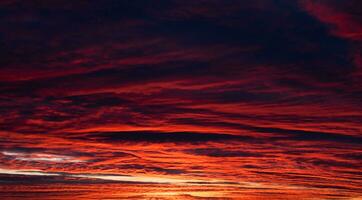 il buio rosso-arancione cielo è su di messa a fuoco. drammatico cielo con buio nuvole. tramonto. striscione. rumore. foto