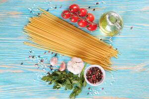 pasta e ingredienti da cucina su fondo di legno blu. foto