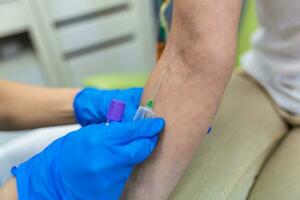 medico tecnologo fare un' sangue disegnare Servizi per paziente. laboratorio assistente con sterile gomma da cancellare guanti assunzione sangue campione a partire dal paziente. foto