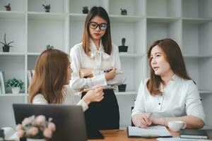 grave squadra di professionisti, tre Multi etnico attività commerciale persone negoziazione nel moderno sala riunioni, discutere progetto, prendere in considerazione contrarre condizioni e condizioni, risolvere attività commerciale. foto