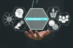 neuromarketing concetto, uomo d'affari mano Tenere neuromarketing icona su virtuale schermo. foto