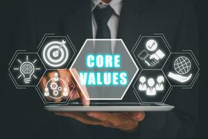nucleo i valori, aziendale valori concetto, uomo d'affari utilizzando digitale tavoletta con nucleo valori icona su virtuale schermo. foto
