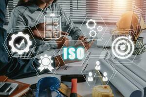 iso standard qualità controllo concetto, attività commerciale squadra discutere dati e documento dati con vr schermo qualità gestione iso icona su scrivania tavolo, garanzia garanzia, attività commerciale tecnologia concetto. foto