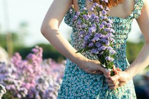 indietro di un' bellissimo turista ammirazione il fiore giardino nel chiang Mai benedetto perché il fiore giardino sembra Bellissima. donna è benedetto un' camminare nel il bellissimo fiore giardino e il luminosa natura. foto