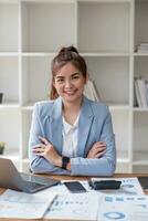 asiatico donna d'affari uso il computer portatile computer nel ufficio il interno reddito servizio revisione documento equilibrio calcolo rapporto è essere preparato. foto