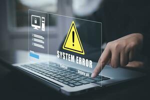 notifica errore 404 e Manutenzione con triangolo attenzione avvertimento cartello per notifica errore, programmatore utilizzando il computer portatile con triangolo attenzione avvertimento cartello, pirata attacchi informatica crimine, informatica sicurezza foto