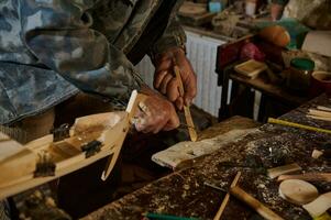 falegname utilizzando strumenti per tagliare parte di legna Materiale per rendere di legno modello di barca a vela. fabbricazione fatto a mano mestiere di legno giocattoli. avvicinamento. artigiano nel azione foto