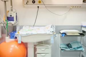 neonatale incubatrice e pesi per neonato bambino, parte di medico attrezzatura di consegna camera nel il maternità ospedale foto