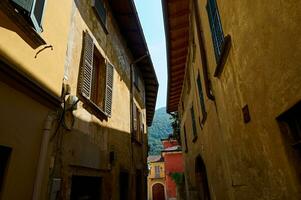 Italia, lombardia, canzo, stretto vicolo a storico vecchio cittadina. strada scena. turismo. avventura. viaggio. viaggio. viaggio foto