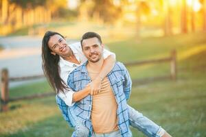 famiglia di Due nel il parco su estate giorno all'aperto foto