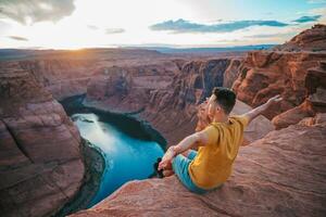 contento uomo su il bordo di il scogliera. ferro di cavallo piegare canyon nel pagina, Arizona. avventura e turismo concetto foto