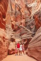 contento famiglia di quattro esplorando antilope canyon nel Arizona, Stati Uniti d'America. antilope canyon il maggior parte bellissimo canyon nel Stati Uniti d'America foto