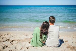 giovane coppia su bianca spiaggia durante estate vacanza foto