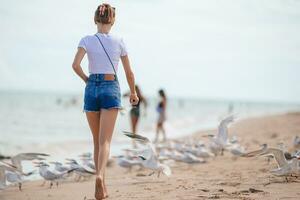 adorabile adolescente ragazza su il spiaggia godere sua estate vacanza foto
