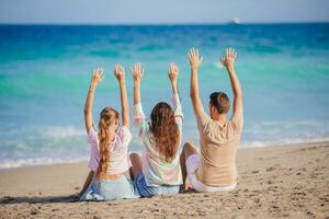 famiglia di tre su il spiaggia avendo divertimento insieme foto