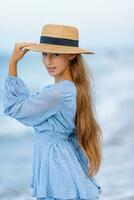 bellissimo ragazza nel vestito a spiaggia avendo divertimento. contento ragazza godere estate vacanza sfondo il blu cielo e turchese acqua nel il mare foto