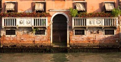 Facciata del palazzo veneziano di 300 anni dal canal grande