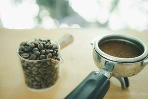 caffè fagioli e terra caffè nel portafilter foto