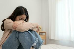 infelice asiatico donna ragazza deluso, triste di problema nel casa solo, sentire solitario, stressato, sofferenza a partire dal cattivo relazione, rompere su, divorzio, femmina confuso, depressione mentale Salute, solitudine foto