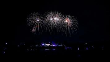 fuochi d'artificio al di sopra di il tempio nel il buio cielo foto