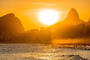tramonto sulla spiaggia di leme a copacabana, rio de janeiro, brasile