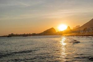 tramonto sulla spiaggia di leme a copacabana, rio de janeiro, brasile