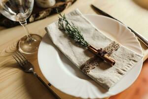 romantico tavolo impostato su per nozze cena. bellissimo decorato nozze tavolo per sera festa. nozze tavolo ambientazione foto