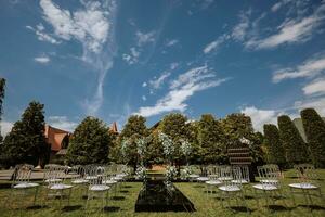 nozze cerimonia nel giardino. lussuoso nozze cerimonia. romantico nozze cerimonia. nozze arco decorato con verdura all'aperto - azione foto