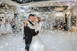 sposa e sposo sedia a nozze ricezione. qualunque cosa è quasi finito per nozze cerimonia. banchetto nozze foto