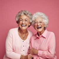 fotorealistico Immagine di Due anziano donne, amici su un' rosa sfondo. allegro anziano donne sorridente, ridendo. ai generato foto