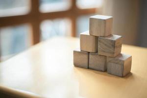 blocchi di legno impilati come una piramide. successo, crescita, vittoria, vittoria, sviluppo o concetto di alto livello. foto