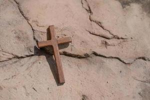 croce di legno cristiana a terra. foto