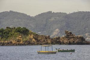 barche sulla spiaggia di buon viaggio a niteroi a rio de janeiro, brasile