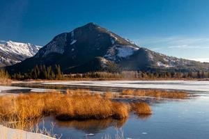 montagna di zolfo e laghi vermiglio parzialmente congelati. parco nazionale di banff, alberta, canada